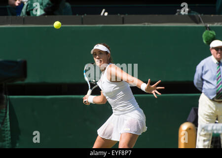 09.07.2015. Le Wimbledon Tennis Championships 2015 tenue à l'All England Lawn Tennis et croquet Club, Londres, Angleterre, Royaume-Uni. Garbine MUGURUZA (ESP) [20] (logo Adidas, lsce plein jupe) Agnieszka Radwanska (POL v) [13] (Journée de la jupe le logo avec juste une dentelle Banque D'Images