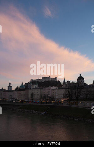 Le centre historique et le château vu de la rivière Salzach, au crépuscule d'un nuage rose, Salzbourg, Autriche Banque D'Images