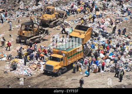 Employés et les détritivores sont traitement des déchets en décharge de la ville de Guatemala. Les gens à la recherche d'refusent de recycler ou revendre. Banque D'Images