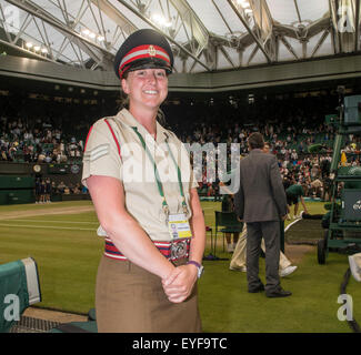 12.07.2015. Le Wimbledon Tennis Championships 2015 tenue à l'All England Lawn Tennis et croquet Club, Londres, Angleterre, Royaume-Uni. La finale du tournoi sur le Court central. Novak Djokovic (SRB) [1] v Roger Federer (SUI) [2] (port bandana). Sarah Bray, l'efficacité Banque D'Images