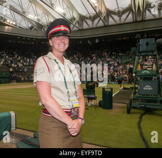 12.07.2015. Le Wimbledon Tennis Championships 2015 tenue à l'All England Lawn Tennis et croquet Club, Londres, Angleterre, Royaume-Uni. La finale du tournoi sur le Court central. Novak Djokovic (SRB) [1] v Roger Federer (SUI) [2] (port bandana). Sarah Bray, l'efficacité Banque D'Images