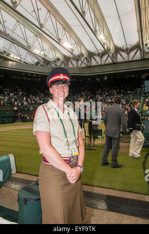 12.07.2015. Le Wimbledon Tennis Championships 2015 tenue à l'All England Lawn Tennis et croquet Club, Londres, Angleterre, Royaume-Uni. La finale du tournoi sur le Court central. Novak Djokovic (SRB) [1] v Roger Federer (SUI) [2] (port bandana). Sarah Bray, l'efficacité Banque D'Images