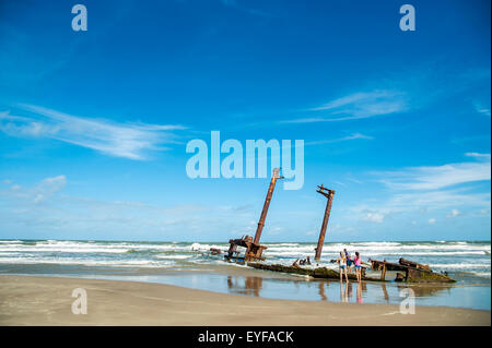 Bateau coulé dans Casino Beach, la plus longue plage du monde, Rio Grande do Sul, Brésil Banque D'Images