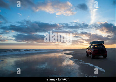 Un véhicule se trouve sur Casino plage au coucher du soleil, la plus longue plage du monde, Rio Grande do Sul, Brésil Banque D'Images