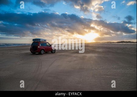 Un véhicule se trouve sur Casino plage au coucher du soleil, la plus longue plage du monde, Rio Grande do Sul, Brésil Banque D'Images