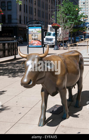 Vache en bronze commémorant le Chicago's Cow Parade. Voir la description pour plus de détails. Banque D'Images