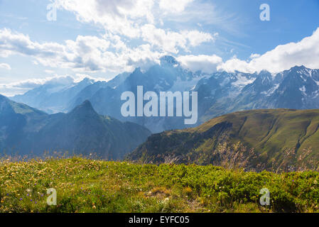 Vue imprenable sur le massif du Mont Blanc (4810 m) et ses glaciers fondants. Aventures d'été dans les Alpes italiennes. Tourné en retour Banque D'Images