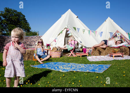 Camping en tente sur Grittenham Bell ferme, Tillington, UK Banque D'Images