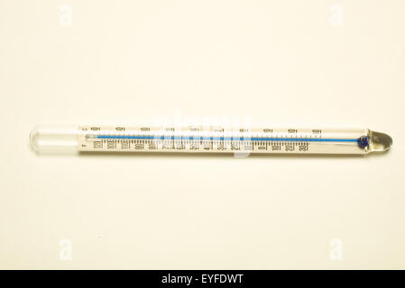 Un thermomètre à alcool en verre est calibré en Fahrenheit et Celsius nombre. Banque D'Images