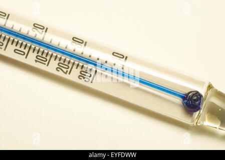Un thermomètre à alcool en verre est calibré en Fahrenheit et Celsius nombre. Banque D'Images