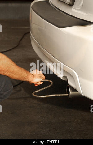 Un tuyau d'échappement sonde électronique surveille les émissions automobiles pendant un tenu par la Southern California smog test. Banque D'Images