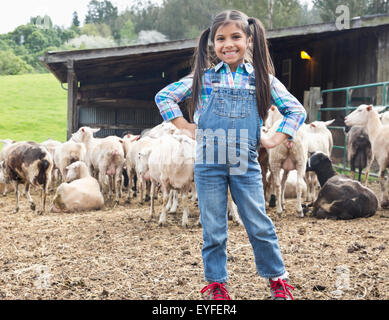 Portrait of Girl (6-7) et troupeau de moutons en arrière-plan Banque D'Images