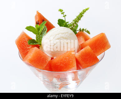 Boule de glace blanc crème avec de la pastèque en dés Banque D'Images