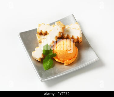 Boule de crème glacée avec des biscuits glacés Banque D'Images