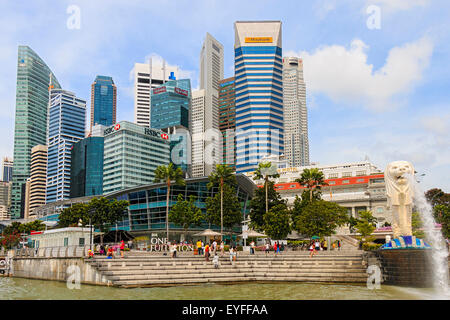Célèbre statue du Merlion le long de la rivière Singapour skyline moderne avec en arrière-plan. Banque D'Images