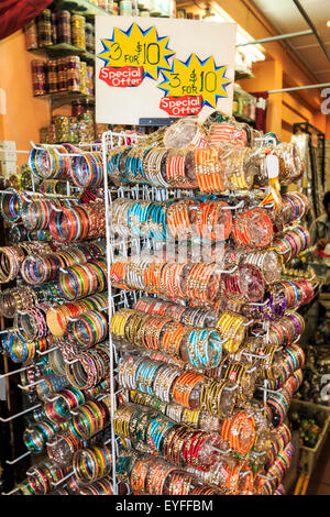 Bangle bracelets à vendre à Singapour Little India du district. Banque D'Images