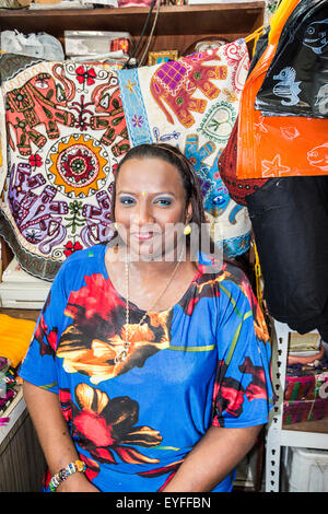 Commerçant Local femme dans une écharpe boutique dans le quartier de Little India. Banque D'Images