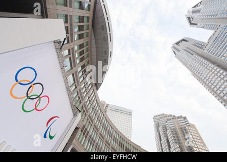 Vue générale, le 24 juillet 2015 : les logos des Jeux olympiques et paralympiques sont vus avant le dévoilement du Tokyo 2020 Jeux olympiques et paralympiques d'emblèmes officiels à Tokyo à Tokyo le 24 juillet 2015. Le Comité d'organisation de Tokyo des Jeux olympiques et paralympiques ont dévoilé les emblèmes le vendredi, pour marquer l'exactement cinq ans avant l'ouverture des Jeux d'été de 2020 à Tokyo. © AFLO/Alamy Live News Banque D'Images