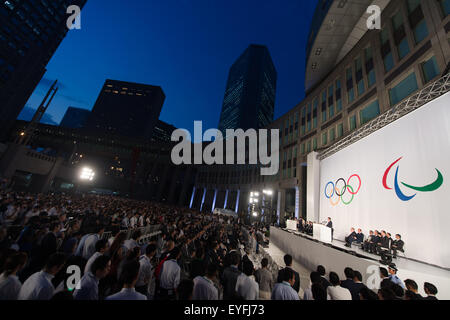 Vue générale, le 24 juillet 2015 : officiels et spectateurs assister à une fête des récoltes Tokyo 2020 Jeux olympiques et paralympiques d'emblèmes officiels à Tokyo à Tokyo le 24 juillet 2015. Le Comité d'organisation de Tokyo des Jeux olympiques et paralympiques ont dévoilé les emblèmes le vendredi, pour marquer l'exactement cinq ans avant l'ouverture des Jeux d'été de 2020 à Tokyo. © AFLO/Alamy Live News Banque D'Images