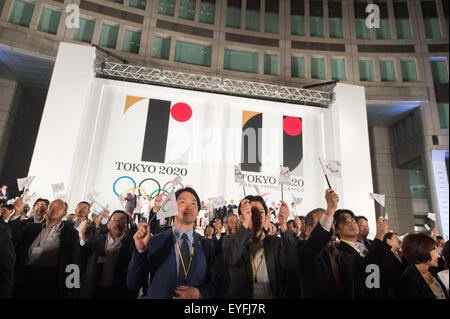 Vue générale, le 24 juillet 2015 : vague officiels et athlètes lors d'une fête des récoltes Tokyo 2020 Jeux olympiques et paralympiques d'emblèmes officiels à Tokyo à Tokyo le 24 juillet 2015. Le Comité d'organisation de Tokyo des Jeux olympiques et paralympiques ont dévoilé les emblèmes le vendredi, pour marquer l'exactement cinq ans avant l'ouverture des Jeux d'été de 2020 à Tokyo. © AFLO/Alamy Live News Banque D'Images