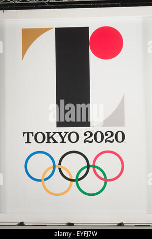 Vue générale, le 24 juillet 2015 : l'emblème officiel des Jeux Olympiques de Tokyo 2020 pour les jeux est affichée à Tokyo à Tokyo le 24 juillet 2015. Le Comité d'organisation de Tokyo des Jeux olympiques et paralympiques ont dévoilé les emblèmes le vendredi, pour marquer l'exactement cinq ans avant l'ouverture des Jeux d'été de 2020 à Tokyo. © AFLO/Alamy Live News Banque D'Images