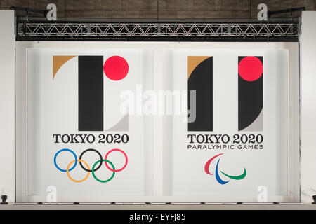 Vue générale, le 24 juillet 2015 : Les emblèmes officiels pour le 2020 Jeux Olympiques et Paralympiques de Tokyo jeux s'affichent à Tokyo à Tokyo le 24 juillet 2015. Le Comité d'organisation de Tokyo des Jeux olympiques et paralympiques ont dévoilé les emblèmes le vendredi, pour marquer l'exactement cinq ans avant l'ouverture des Jeux d'été de 2020 à Tokyo. © AFLO/Alamy Live News Banque D'Images