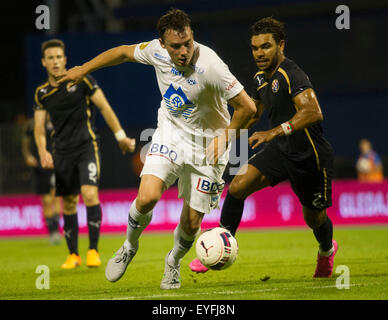 Zagreb, Croatie. 28 juillet, 2015. Vegard Forren (C) de la Norvège Molde FC rivalise avec El Arbi Soudani du Dinamo Zagreb en Ligue des Champions 3e tour de qualification match de foot au stade Maksimir de Zagreb, Croatie, 28 juillet 2015. Le match se termine par un nul 1-1. © Lisanin Miso/Xinhua/Alamy Live News Banque D'Images