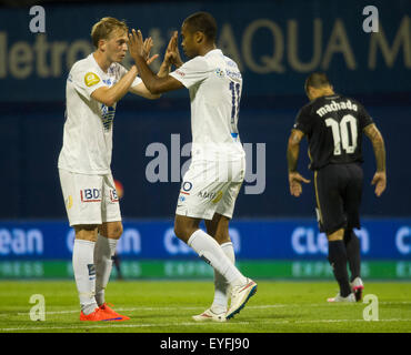 Zagreb, Croatie. 28 juillet, 2015. Ola Kamara (C) de la Norvège Molde FC du célèbre avec un coéquipier après avoir marqué lors de Ligue des Champions 3e tour de qualification match contre le Dinamo Zagreb au stade Maksimir de Zagreb, Croatie, 28 juillet 2015. Le match se termine par un nul 1-1. © Lisanin Miso/Xinhua/Alamy Live News Banque D'Images