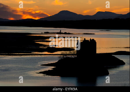 Silhouette de Château de Stalker au crépuscule ; Appin, Argyll and Bute, Ecosse Banque D'Images