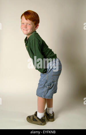 Une confiance à tête rouge garçonnet de cinq ans pose dans un studio à Laguna Niguel, CA. Banque D'Images