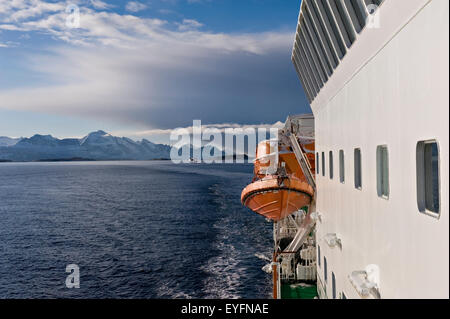 Cercle polaire en vu de l'Hurtigrunta à bord bateau de croisière MS Nordlys en hiver ; la Norvège Banque D'Images