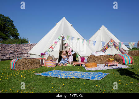 Camping en tente sur Grittenham Bell ferme, Tillington, UK Banque D'Images