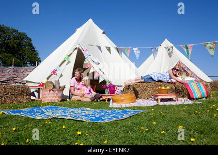 Camping en tente sur Grittenham Bell ferme, Tillington, UK Banque D'Images