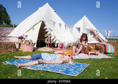 Camping en tente sur Grittenham Bell ferme, Tillington, UK Banque D'Images