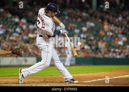 Houston, TX, USA. 28 juillet, 2015. Astros de Houston center fielder Jake Marisnick (6) entre en contact avec le ballon en plus toqué au cours de la 4ème manche d'un match entre les Astros de Houston et les Angels de Los Angeles au Minute Maid Park de Houston, TX. Trask Smith/CSM/Alamy Live News Banque D'Images