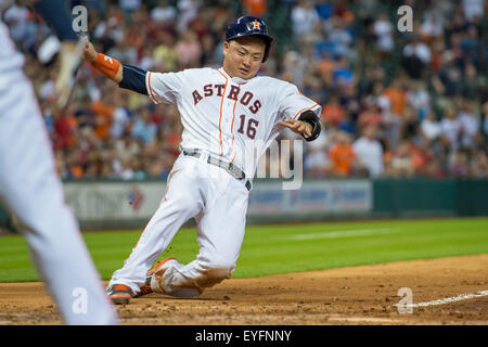 Houston, TX, USA. 28 juillet, 2015. Astros de Houston catcher Hank Conger (16) glisse dans la maison pour marquer un lancer au cours de la 4ème manche d'un match entre les Astros de Houston et les Angels de Los Angeles au Minute Maid Park de Houston, TX. Trask Smith/CSM/Alamy Live News Banque D'Images