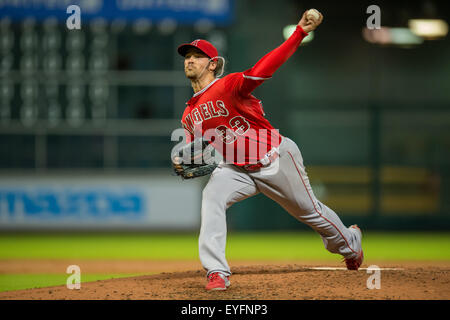 Houston, TX, USA. 28 juillet, 2015. Los Angeles Angels le lanceur partant C.J. Wilson (33) emplacements au cours de la 3ème manche d'un match entre les Astros de Houston et les Angels de Los Angeles au Minute Maid Park de Houston, TX. Trask Smith/CSM/Alamy Live News Banque D'Images