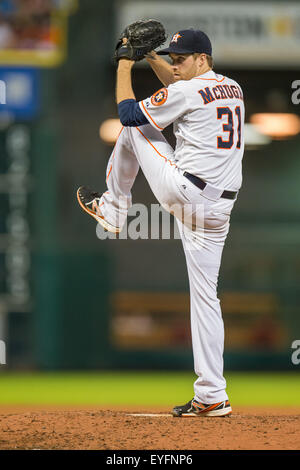 Houston, TX, USA. 28 juillet, 2015. Le lanceur partant des Houston Astros Collin McHugh (31) emplacements au cours de la 4ème manche d'un match entre les Astros de Houston et les Angels de Los Angeles au Minute Maid Park de Houston, TX. Trask Smith/CSM/Alamy Live News Banque D'Images