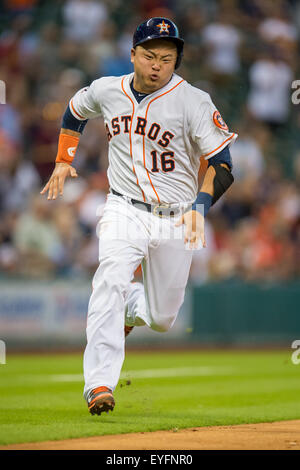 Houston, TX, USA. 28 juillet, 2015. Astros de Houston catcher Hank Conger (16) chefs accueil à marquer un lancer au cours de la 2e manche d'un match entre les Astros de Houston et les Angels de Los Angeles au Minute Maid Park de Houston, TX. Trask Smith/CSM/Alamy Live News Banque D'Images