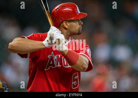 Houston, TX, USA. 28 juillet, 2015. Los Angeles Angels frappeur Albert Pujols (5) chauves-souris lors de la 2e manche d'un match entre les Astros de Houston et les Angels de Los Angeles au Minute Maid Park de Houston, TX. Trask Smith/CSM/Alamy Live News Banque D'Images