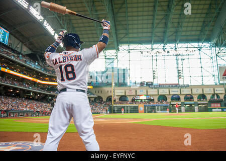 Houston, TX, USA. 28 juillet, 2015. Astros de Houston de troisième but Luis Valbuena (18) attend de bat au cours de la 1ère manche d'un match entre les Astros de Houston et les Angels de Los Angeles au Minute Maid Park de Houston, TX. Trask Smith/CSM/Alamy Live News Banque D'Images