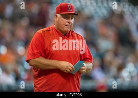 Houston, TX, USA. 28 juillet, 2015. Los Angeles Angels l'entraîneur-chef Mike Scioscia tient sa lineup card avant un match de la Ligue Majeure de Baseball entre les Astros de Houston et les Angels de Los Angeles au Minute Maid Park de Houston, TX. Trask Smith/CSM/Alamy Live News Banque D'Images