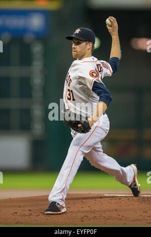 Houston, TX, USA. 28 juillet, 2015. Le lanceur partant des Houston Astros Collin McHugh (31) emplacements lors de la 1ère manche d'un match entre les Astros de Houston et les Angels de Los Angeles au Minute Maid Park de Houston, TX. Trask Smith/CSM/Alamy Live News Banque D'Images