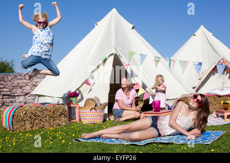 Camping en tente sur Grittenham Bell ferme, Tillington, UK Banque D'Images