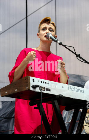 Raleigh, Caroline du Nord, USA. 28 juillet, 2015. LUCIUS porte leur tournée d'été 2015 à l'amphithéâtre Red Hat, à Raleigh, NC. Credit : Andy Martin Jr./ZUMA/Alamy Fil Live News Banque D'Images