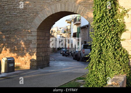 Entrée par l'enceinte de la vieille ville d'Alcudia à Majorque. Le mur a été construit pour protéger la ville d'attaques de pirates. Banque D'Images