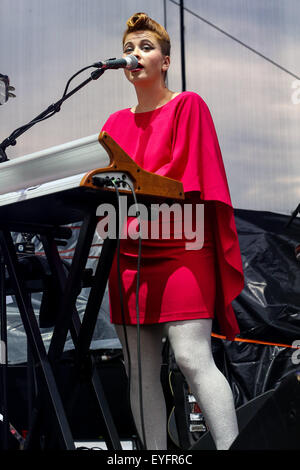 Raleigh, Caroline du Nord, USA. 28 juillet, 2015. LUCIUS porte leur tournée d'été 2015 à l'amphithéâtre Red Hat, à Raleigh, NC. Credit : Andy Martin Jr./ZUMA/Alamy Fil Live News Banque D'Images