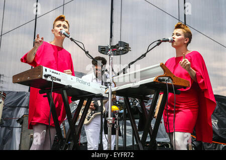 Raleigh, Caroline du Nord, USA. 28 juillet, 2015. LUCIUS porte leur tournée d'été 2015 à l'amphithéâtre Red Hat, à Raleigh, NC. Credit : Andy Martin Jr./ZUMA/Alamy Fil Live News Banque D'Images