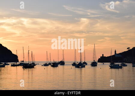 Coucher de soleil sur le port naturel de Port de Soller, à Majorque, en Espagne. Banque D'Images