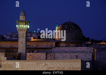 Vue nocturne du minaret al-Fakhariyya et de la mosquée Al-Aqsa située sur le Mont du Temple ou Haram esh-Sharif dans la vieille ville est de Jérusalem Israël Banque D'Images